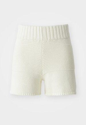 Off-white színű kötött rövidnadrág, bordázott derékkal, textúrális kontraszttal a felső és alsó rész között, szegélyezett szélekkel.