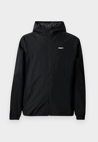 Čierna vodotesná bunda s kapucňou, vyrobená z ľahkého materiálu. Obsahuje elastické manžety, plný zips a logo na hrudi.