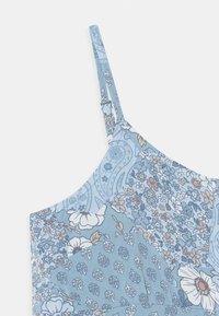 Vaaleansininen kukkakuosinen mekko, jossa on olkaimeton malli, pehmeä rakenne ja vaihtelevia kukka- ja paisley-kuvioita.