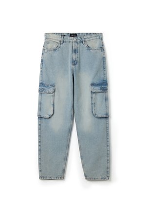 Pantaloni cargo in denim blu chiaro con due tasche laterali, vestibilità dritta e texture sbiadita. Presentano una vita standard e chiusura con zip.