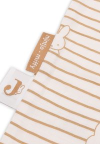 Tissu rayé blanc avec des lignes beige, présentant un motif subtil de lapin. Inclut une étiquette en tissu avec une marque en marron clair.