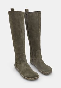 Olīvu zaļas zamša zamšas bikses augstās zābaki ar strukturētu apdari, sānu rāvējslēdzējs un noapaļota purngala. Iekļauts nedaudz strukturēts gumijas zole.