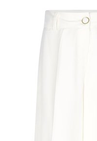 Pantaloni bianchi a gamba larga con una texture di tessuto liscia. Presentano un frontale piatto, chiusura con bottone singolo e tasche laterali.