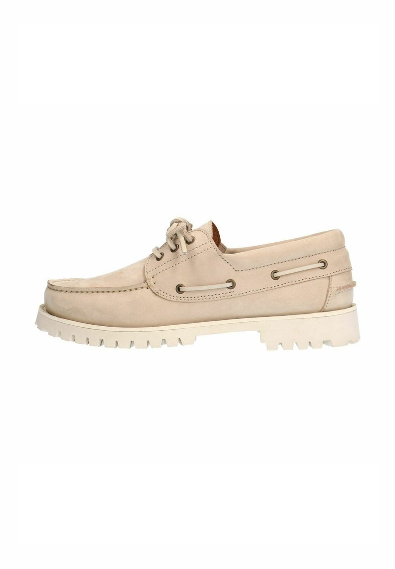 Beige Wildlederschuh mit rundem Zehenbereich, einfacher Schnürung und weiße Gummisohle mit tiefen Rillen für besseren Halt.