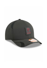 Schwarze Kappe aus weichem Stoff mit strukturiertem Design. Sie hat ein rotes Atlanta Falcons Logo-Patch und Netzakzente an den Seiten.