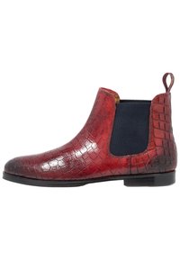 Bottine Chelsea en cuir rouge brillant avec motif crocodile, panneau latéral élastique noir, talon bas et languette à l'arrière.