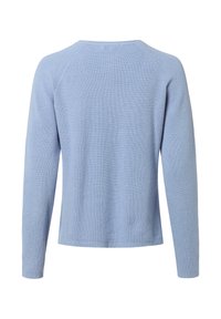 Helles blaues Strickpullover mit langen Ärmeln, geripptem Halsausschnitt und lockerer Passform. Die Textur wirkt weich mit einem dezenten Muster.