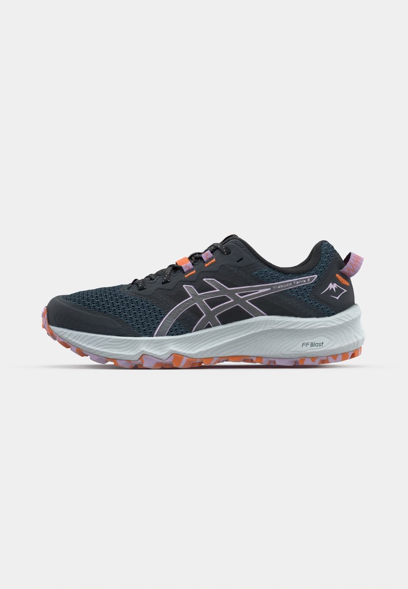Zapatilla de running en negro y gris con parte superior de malla, acentos en púrpura y naranja, suela resistente y tecnología de amortiguación FF Blast distintiva.