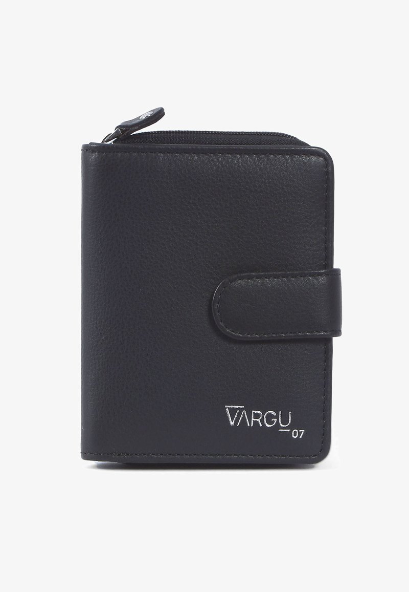 Zwarte leren portemonnee met een gestructureerd oppervlak, met een ritscompartiment, drukknoopsluiting en zilveren logo-opdruk aan de voorkant.