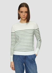 Gestreifter Strickpullover mit grünen und weißen horizontalen Streifen, langen Ärmeln, rundem Ausschnitt und geripptem Saum. Kombiniert mit blauen Jeanshosen.