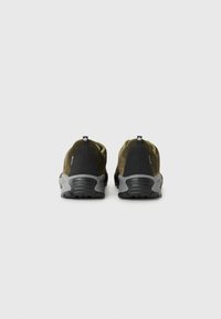 Chaussures en daim vert avec des accents noirs et des semelles texturées. Possède un design arrondi et des languettes à l'arrière pour un enfilage facile.