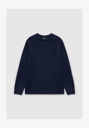 Suéter de punto azul marino con cuello redondo, mangas largas tipo raglán y puños y dobladillo de canalé. Tejido texturizado con un acabado suave.