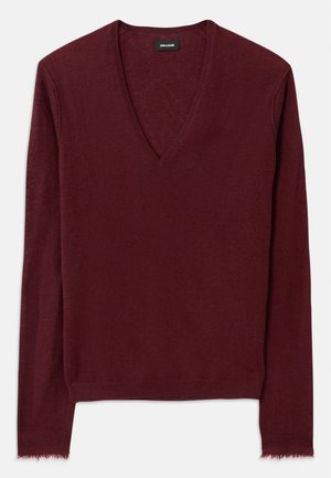 Burgunderfarbener V-Ausschnitt-Pullover aus weichem, strukturiertem Material. Hat lange Ärmel und einen leicht ausgefransten Saum. Einfaches Design, ohne sichtbare Muster.