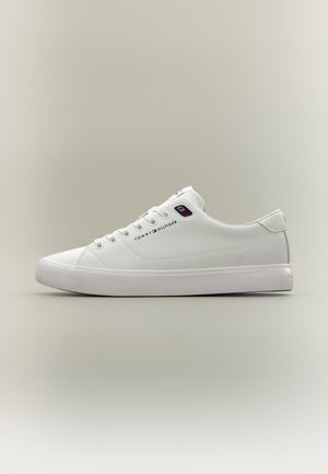 Valge madala säärega sneaker valge tallaga, paelte ja Tommy Hilfigeri logoga külje- ja keeleosal, esitatud profiilvaates neutraalsel taustal.