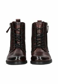 Botas de tobillo de cuero marrón con cordones en la parte delantera, cremallera lateral y suela negra resistente. Textura suave con acentos mínimos.