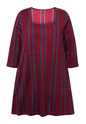 Červené šaty se čtvercovým výstřihem, tříčtvrtečními rukávy a květinovým vzorem, doplněné o svislé modré pruhy. Měkká textilie.