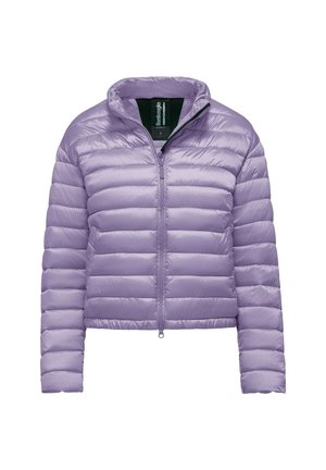 Giacca imbottita lavanda con cuciture orizzontali, collo alto, zip frontale e texture liscia. Design leggero e corto.