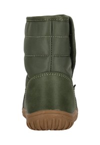 Bottes imperméables vertes avec une finition texturée, une tige rembourrée et une semelle en caoutchouc marron. Présente un design matelassé et des accents de couture.
