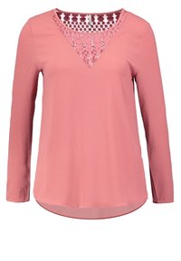 Langärmlige rosa Bluse mit strukturiertem Design, ausgestattet mit einem Spitzenpanel in V-Form am Dekolleté und einem abgerundeten Saum.