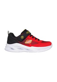 Sneaker rosso e nero con tomaia in rete, collare imbottito e suola in gomma bianca. Presenta un logo giallo e attivazione della luce sulla cinghia.