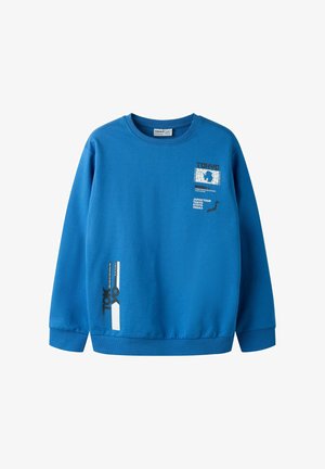 Blauwe longsleeve trui met Tokyo-thema graphics, inclusief een kaart van Japan en de tekst "Japan Tour Tokyo Kyoto Osaka" aan de voorkant.