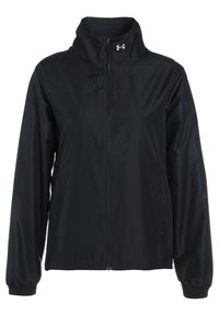 Chaqueta ligera negra con cremallera, cuello alto, puños elásticos, bolsillos laterales y un pequeño logo de Under Armour cerca del cuello.