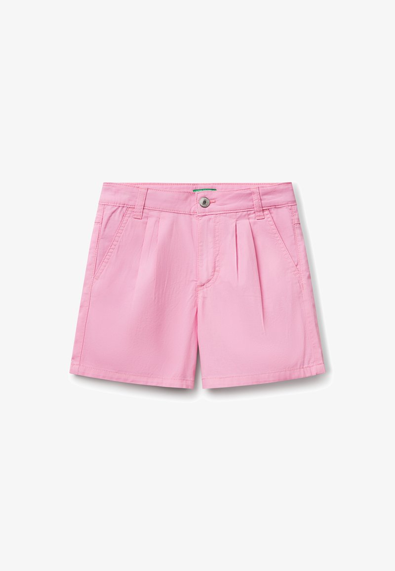 Shorts roses clairs en tissu lisse, dotés de plis à l'avant, de deux poches latérales, d'une fermeture à bouton en métal et de passants de ceinture.