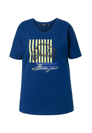 Blaues T-Shirt mit kurzen Ärmeln, gelben vertikalen Streifen, einer abstrakten Croissant-Zeichnung und dem Wort "Bonjour" in Schreibschrift auf der Vorderseite.