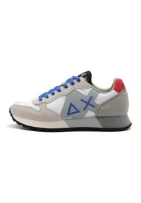 Sneakers grigie e bianche con lacci blu, caratterizzati da un design classico, materiali in pelle scamosciata e pelle, e accenti geometrici in blu e rosso.