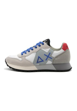 Sneakers grigie e bianche con lacci blu, caratterizzati da un design classico, materiali in pelle scamosciata e pelle, e accenti geometrici in blu e rosso.