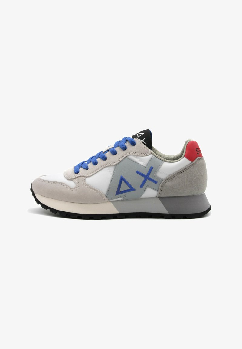 Sneakers grigie e bianche con lacci blu, caratterizzati da un design classico, materiali in pelle scamosciata e pelle, e accenti geometrici in blu e rosso.