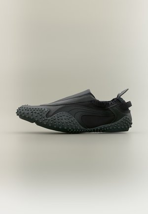 Puma, MOSTRO MOVE - Обувки без връзки - black/white