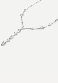Collier en argent avec une chaîne ornée de pierres claires en coupe poire et triangulaire disposées en arrangement descendant, avec un pendentif en goutte.
