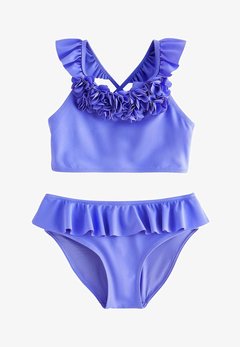 Costum de baie din două piese în nuanță lavandă, având un top scurt cu bretele volănoase și decorațiuni florale, și o pereche de slipi cu talie înaltă, cu margine volan.}}