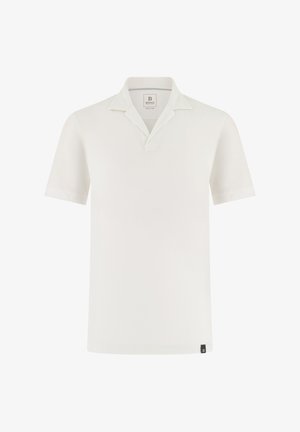Polo blanc à manches courtes avec col ouvert, petite étiquette noire à l'ourlet et étiquette de la marque à l'intérieur de l'encolure.