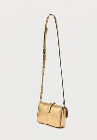 Bolsa crossbody de couro dourado com acabamento texturizado, uma alça de corrente destacável e fecho de pressão. Apresenta logótipo em relevo na frente.