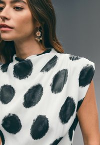Next SHOULDER PAD ROUCHED MINI - Päevakleit - mono spot