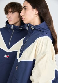 Tommy Jeans GAME DAY CHICAGO POPOVER UNISEX - Tuulejope - dark ink