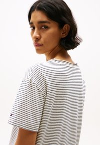 Tommy Hilfiger MODERN - Print T-shirt - calico/dark night navy