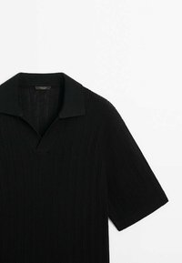 Polo shirt nero in maglia con scollo a V e maniche corte. Caratterizzato da un tessuto texture e da un design a tinta unita.
