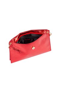 Piros fém clutch táska fényes felülettel, fekete belső béléssel és arany nyomógombos záróval. Kompakt, téglalap alakú.