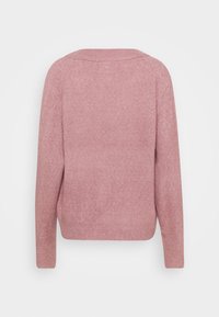 Rosa stickad tröja med långa ärmar, en avslappnad passform och en bred halsringning. Mjuk textur och ribbad nedre detalj. Bakifrån.