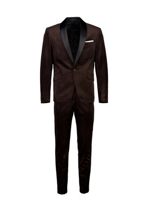 Brun sammetskostym med svart satin pikérevers, enkelknappsstängning, slim-fit byxor och en vit näsduk i fickan.