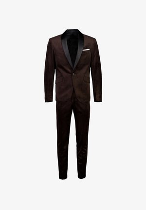 Brun sammetskostym med svart satin pikérevers, enkelknappsstängning, slim-fit byxor och en vit näsduk i fickan.