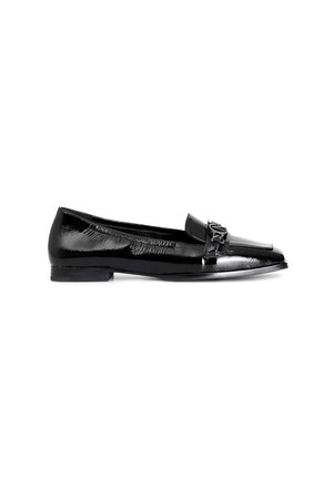 Mocassins noirs en cuir verni avec un bout pointu, un talon plat et une sangle décorative à l'avant. Texture lisse avec une finition brillante.