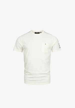 Biała koszulka z krótkim rękawem wykonana z teksturowanej tkaniny, z kieszonką na piersi i małym logo na rękawie. Kontrastowe przeszycia na ramionach.