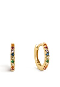 Gouden hoepel oorbellen met multicolore edelstenen langs de voorkant, met een gladde, gepolijste afwerking en een veilige sluiting.