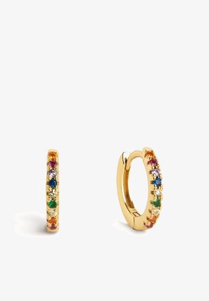 Boucles d'oreilles en or en forme de créoles, ornées de pierres précieuses multicolores disposées le long du bord avant, avec une finition lisse et polie et un design de fermoir sécurisé.