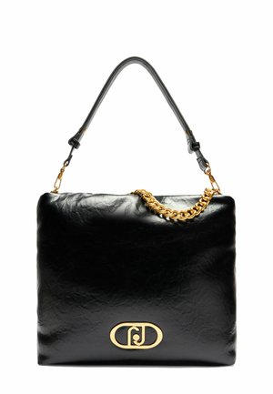 Borsa a tracolla nera in pelle con una texture liscia. Presenta un accento in catena dorata e un logo sulla parte anteriore. Cintura nera regolabile. Forma rettangolare.