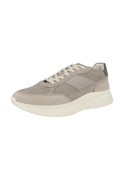 Baskets en suède grises avec des accents beige, bout arrondi, lacets plats et une semelle blanche rembourrée. Présente un marquage discret sur le côté.